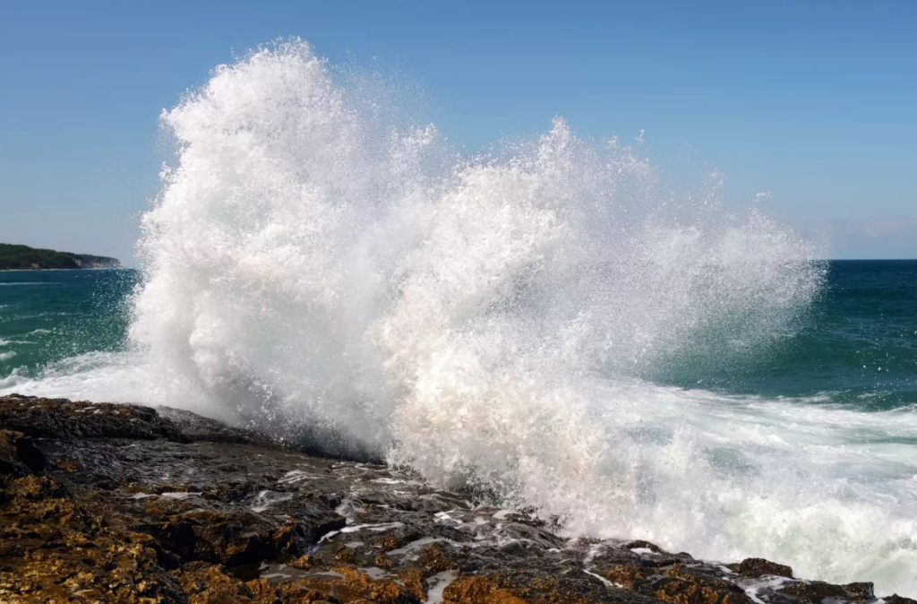 Recognizing Deadly Waves: Video Reveals Woman's Tragic Tide Swept Away