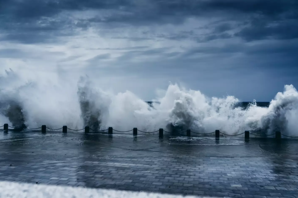 Recognizing Deadly Waves: Video Reveals Woman's Tragic Tide Swept Away